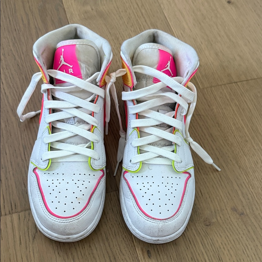 Nike Air Jordan 1 Mid SE “Edge Glow”